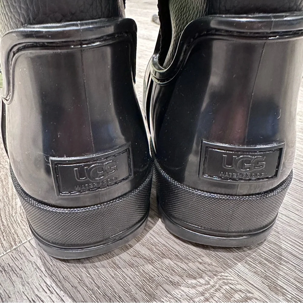 UGG Raincloud lace black boots size 6 NWT